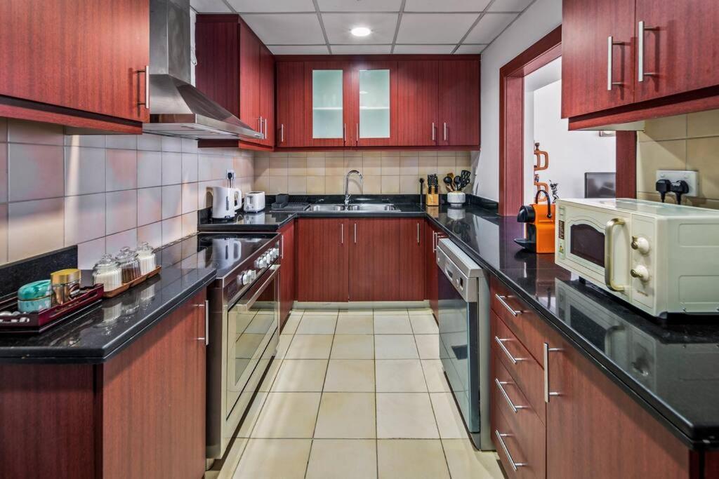 Appartement Spacious 4-bed In Jbr Rimal With Access To Beach! Dubaï